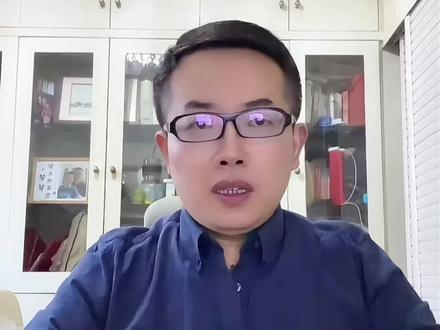 对于HER2阳性乳腺癌来说,新辅助治疗的效果越好,预后则越好。如果达到了 pCR,患者的预后会比较好,。如果没有达到 pCR,那必须通过强化策略来进一步降低复发率。对于达到 pCR的患者来说,使用 HP 双靶治疗满一年即可,术后一般不需要进行其他强化治疗。如果未达到 pCR,意味着部分癌细胞对化疗及双靶耐药,这种情况首选 T-DM1 强化治疗。如果术后分期较晚、新辅助疗效较差的患者,甚至可以考虑在 T-DM1 强化后再使用奈拉替尼强化一年,甚至是考虑 DS-8201 治疗。有些患者使用 T-DM1 血液毒性较大,无法坚持完成,那只能换回双靶治疗,满一年后再使用奈拉替尼来强化。#硬核健康科普行动 #医疗创作者培优计划 #乳腺癌 #肿瘤 #小荷健康问专家
