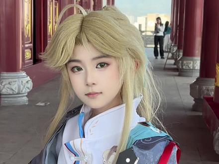 时隔三年,我家小学生再次cos了彦卿! 彦卿:人有五名,我打三个!
#彦卿 #崩坏星穹铁道 #cos #小正太#星穹铁道三周年