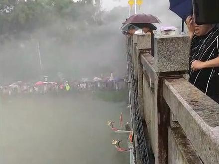 龙舟卡在桥下 出不来逆水行舟 激流勇进 为他们点赞👍👍👍