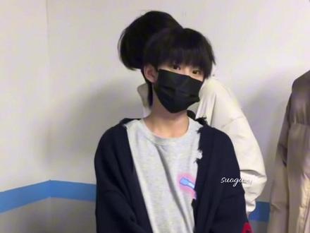 陈思罕
我早就做好爱你一辈子的打算了
从你刚上楼就被造谣被各种谩骂开始
从你第一次公演被线下anti 开始
从你帮同事挡镜头开始
从你早期物料满屏的黑评开始
从你说谢谢我们爱的托举开始
从你无论做什么都要被恶意放大解读开始
从你一次次报喜不报忧开始
从你在信中写道“我经历了不少痛苦和泪水 但大家的声音告诉我还不够”开始
从你在舞蹈和声乐一次次的进步开始
从你时不时就生病 自己都称为脆皮罕开始
从你运动会腰受伤还在跟我们道歉开始
从你被anti 后也只是一个人默默流泪开始
从你在微博和高会表达你对我们的爱开始
从你在公演出色的表现开始
从你在日常细节中流露的优良作风开始
从你在物料中展现自己活泼开朗都性格开始
从你被越来越多如认可开始
从你上楼到现在留下的一步一个脚印开始
我早就打算爱你一辈子了
#陈思罕 #早期 #anti