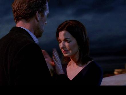 反骨三人组集体反水,只为阻止豪斯救情敌 这一期,没有离奇到离谱的怪病,却最能读懂豪斯的温柔与孤独。他毒舌、偏执、不守规则,连自己的团队都敢 “反水”,可面对前妻的请求,面对情敌的生死,他还是卸下了所有伪装。
明明是针锋相对的情敌,明明被拒绝、被误解、被团队阻拦,他却始终没有放弃。他用看似疯狂的方式,赌上自己的专业与声誉,只为救下那个让他遗憾的人的爱人。
最后,他救活了马克,看着前妻依偎在爱人身边,自己却只能默默站在病房外,连一句祝福都没资格说。
原来最清醒的人,往往最深情;最骄傲的人,往往最卑微。豪斯能解开世上最难的医学谜题,却解不开自己心里的结;能救别人的命,却留不住曾经的人。
他的冷漠,从来都是保护色;他的偏执,藏着不为人知的温柔。这一集才懂,真正的医生,不分爱恨,只守底线;真正的深情,不是占有,而是放手成全。
至此,《豪斯医生》第一季的解说,正式结束。
那么,第二季的解说,正在努力创作中··· ·· 请大家耐心等待!!
#影视解说 #豪斯医生 #解说电视剧 #美剧