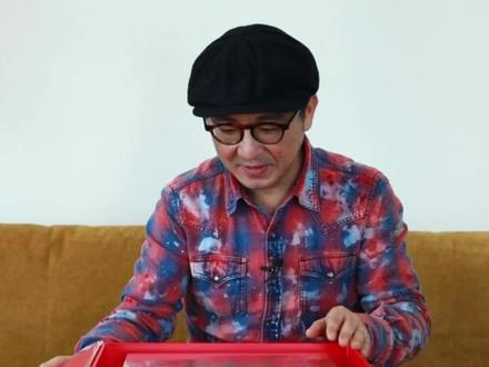 一觉醒来收到曼联俱乐部寄来的新年礼盒,既然曼联3-0赢了查尔顿,那么咱就来个沉浸式开箱!#英超 #开箱