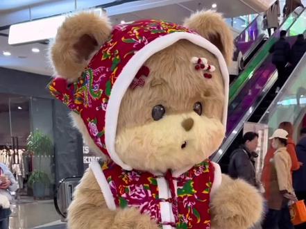 @暴暴熊BOOM BEAR. 和@暴暴熊饲养员 @暴暴熊生活助理 @WW暴暴熊摄影师 的互动,真的很逗,依然是被治愈的一天,感谢你们带来的快乐❤️❤️❤️#也太可爱了吧 #暴暴熊