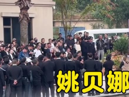 姚贝娜父亲姚峰出席Coco李玟纪念展,并致辞:姚贝娜要向李玟学习#李玟武汉安葬 #姚贝娜父亲出席李玟纪念展 #李玟安葬地设纪念展