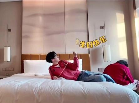 轩:不是兄弟,现在才2月10号啊#时代少年团 #宋亚轩 #严浩翔