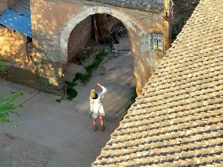 山西古建筑的“歪门邪道”,终于被我找到了,中国大学生不学中国建筑学,他们只学西方建筑学,但是你们知道为何这么建吗?#地上文物看山西 #旅行推荐官 #我眼中的运城 #古村落风景 @运城文旅