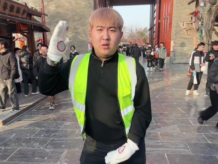 开封清明上河园太堵了 发生吵架了扛不住了@纯情男人(恩师🥝) @王迪迪(恩师猕猴桃) #指挥交通