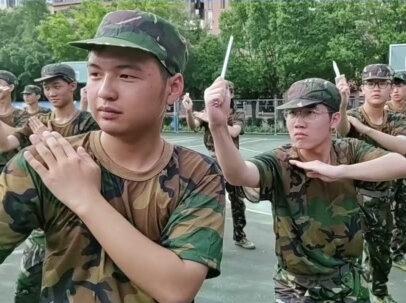 长沙一高校军训强制男生剃寸头