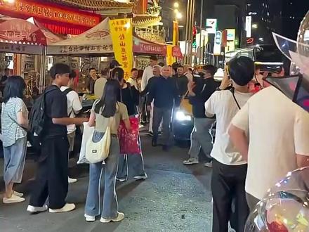 黄仁勋和老婆在台北街头逛街。