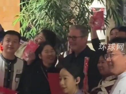 英国首相现身北京三里屯,“下馆子”吃云南菜,用中文向店员说“谢谢”。