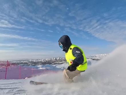 佛光考试!注意刚开始 有点小冰⚠️
下次我让铲雪机过来重新考@长沙老房东🏂 #将军山滑雪场 #向光道 #佛光考试一镜到底