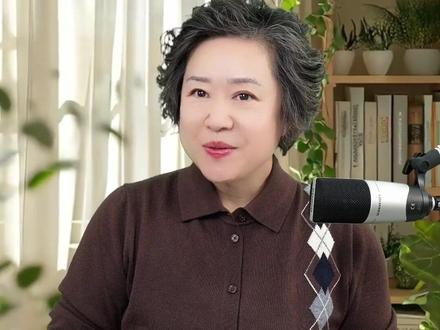 《天之大》歌颂伟大的母爱,老师自己都不禁潸然泪下。 今天为大家分享一首让无数人泪目,老师自己每次也会唱到哭的经典歌曲《天之大》。每次唱起这首歌,喉间总萦绕着一种温柔又深沉的力量,仿佛月光洒满心房,对母亲那份无边无际的思念与敬爱,随着旋律自然流淌。
这首歌由陈涛作词、王备作曲,毛阿敏老师的原唱早已深入人心。它没有宏大的叙事,却用最朴素的语言,唱出了人世间最厚重的情感“天之大,唯有你的爱是完美无瑕”。
这首歌的动人之处,在于它将浩瀚的天地,凝聚于一份具体而微的母爱之中。每一次演唱,都是情感的归途。当你把对母亲、对生命源头的感恩与眷恋,融入每一句气息、每一个咬字时,歌声便有了超越技巧的、直击灵魂的力量。
让我们一起,用这首歌,致敬那份如天之广、如月之恒的母爱!#零基础学唱歌 #声乐教学 #苏爱华 #天之大