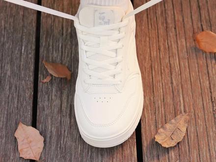 用安踏百川板鞋教你一招简单又不易脱落的鞋带系法!赶紧学起来 #板鞋 #系鞋带方法 #好鞋推荐好看不贵 #男女同款 #系鞋带法