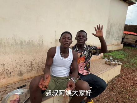 非洲猴哥烹饪牛舌头,先刮后切非常干净,大家今天又有口福了