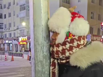 游客来东北舔电线杆舌头被粘住,温水浇过后脱困,“哈尔滨天气冷,不要舔电线杆”#东北 视频来源@天亮了#星耀国风盛典