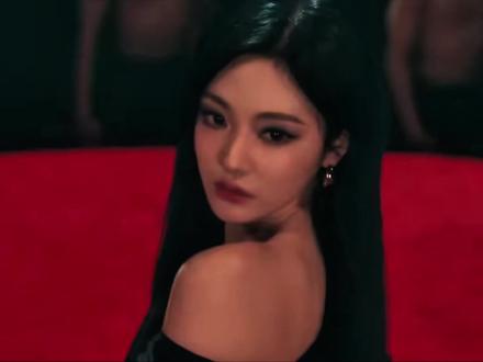 被 SM 刻意打压、视作边缘人物的中国主唱宁艺卓,凭过硬唱功与直爽性格逆势突围,以 ELLE 杂志 936 万销售额刷新 K-pop 女爱豆纪录,用实力打破公司防爆企图#宁艺卓#aespa#直拍