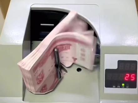 银行ATM机丢了1万,你们觉得是这宝妈的责任嘛?