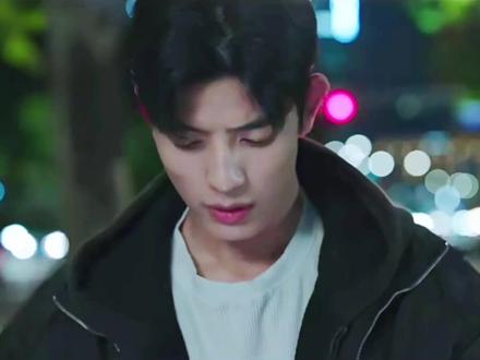 男二圆梦成国际球星,男主坦白命运互换要换回来,结果被一句“一个月后再说”堵死,公交上崩溃大哭被围观😬
#从今天开始是人类 #韩剧 #韩剧推荐 #好剧推荐 #上热门