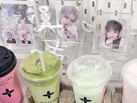 你怎么知道我拿下了AND2BLE的限定应援棒! 其实是AND2BLE和茉莉奶白的联名啦~
如此美丽的联名周边必须来个大改造!刚好实现了我们没有应援棒可以用的遗憾哈哈哈
模仿请注明原创!或艾特我!谢谢大家
#茉莉奶白 #AND2BLE#AND2BLE出道
