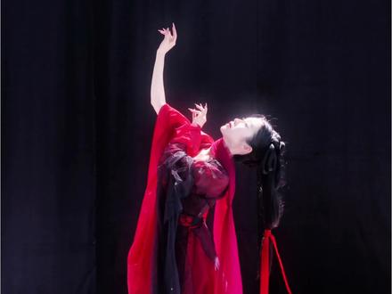 恭迎虞姬回宿迁~没有剑就用红绸代替啦 #虞姬李依晓回宿迁啦 #李依晓cos虞姬 #霸王别姬遮脸舞挑战 #国风古韵 #真实生活分享计划 @抖音小助手 @抖音热点