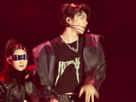 艾特姐妹来看这个演唱会新歌舞台简直太爽 #刘耀文