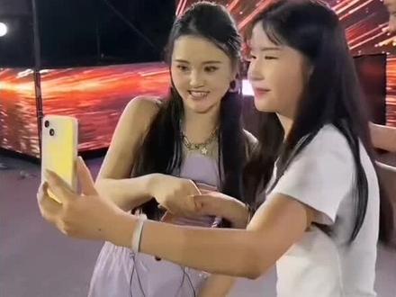 杰少很护食呀🤭🤭别人碰一下赶紧护着#贵阳二小姐 #杰少