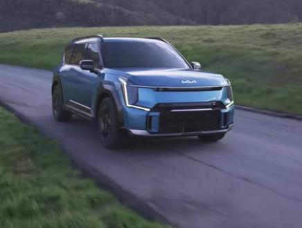 抖音上快破产的起亚发布了纯电方盒子旗舰SUV EV9 科技感十足!#suv #懂车帝 #纯电动车 #电动汽车 #新能源 #起亚 #起亚EV9 #dou是好车 #抖音汽车 #汽车人共创计划 #上抖音看新车 #抖音热门小助手