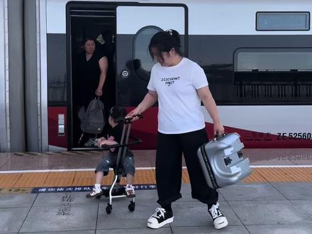 这是什么行李箱,看起来好方便#求助#高铁上的一幕#溜娃神器 #路人视角#哈秀x1遛娃行李箱