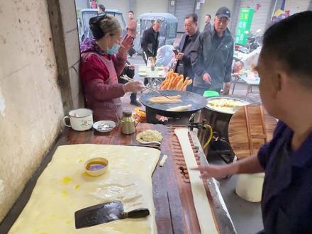 过去的老式油条配方做出的油条就是酥脆,现在的油条都不脆了。