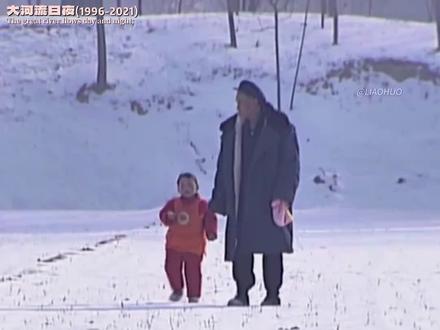 秦始皇统一六国到今天,2247年。不过是,麦子熟了2247次。1978年改革开放,距离清朝亡才66年。2247年,也就是32个人,首尾相接的一辈子。当你站在麦田里看麦浪翻滚,突然就懂了,所谓千秋万代,不过是脚下土地换了茬庄稼,头顶月亮多走了几圈年轮。我们小时候背“秦时明月汉时关”,不懂古人为啥对着月亮发呆。直到某天抬头看见李白当年望过的那轮圆月,才惊觉,秦始皇踩过的黄土还在脚下,苏轼叹过的江风正拂过脸颊。万里长城的砖块,还砌在山脊上。可始皇帝的龙袍,早化作了尘土。这世上最公平的事,就是时间从不管你是帝王将相还是贩夫走卒,都只给几十次麦熟的光阴。而人生就像麦地里的风,吹过秦始皇的宫殿,吹过唐伯虎的桃花庵,最后也会吹过你的岁月。与其纠结能吹倒几堵墙,不如享受风穿过指缝的瞬间。毕竟麦子熟了又黄,月亮缺了又圆。而你我这辈子的任务,不过是要找个让自己舒服的姿势,把这几十次麦熟的光阴,过得像模像样。
简而言之,就是《明朝那些事儿》一段话:所谓百年功名、千秋霸业、万古流芳,与一件事情相比,其实算不了什么。这件事情就是用你喜欢的方式度过一生!
当初看完当年明月的这套书,内心还是有不少震撼的,张璁遇上夏言,夏言遇上严嵩,严嵩遇上徐阶,徐阶遇上高拱,高拱遇上张居正。除了这些权力斗争之外,徐宏祖却游历名山大川、用脚步丈量大地,过着自己喜欢的生活。
因为过程无论如何,开头和结尾是一样的。
开头:家属可以进来了
结尾:家属可以进来了
开头:睁不开眼,听到了好多人的声音
结尾:睁不开眼,听到了好多人的声音
开头:原来这就是人世间啊
结尾:原来这就是人世间啊
开头:好期待啊,一会儿就能见到妈妈了
结尾:好期待啊,一会儿就能见到妈妈了
开头:爸爸妈妈,我来了
结尾:爸爸妈妈,我来了