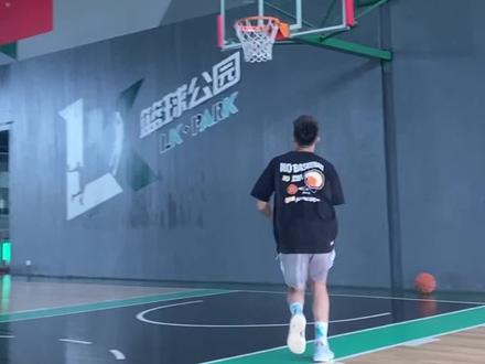初学者低手上篮正确教程,艾特你身边那个上篮都上不进的兄弟过来看吧#篮球教学 #篮球男孩 #运球基本功教学