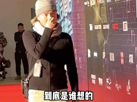 杨博睿,你怎么穿着酒店拖鞋就来了 #融合嘻哈颁奖典礼 #topbarry #华云龙kle #邓典果ddg