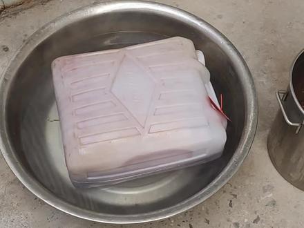 煎炸油过滤,过滤油里面的面粉、淀粉等渣子,以及黑色碳化物,延缓油的使用寿命#过滤机 #滤油机 #煎炸油过滤机 #油脂设备 #过滤设备