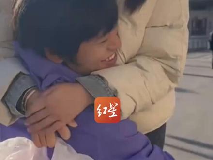 荒野求生赛秒变超甜恋综! 女友驱车8小时现身张家界 林北一路小跑举高高 网友:还以为女友是他吃菌子幻想出来的