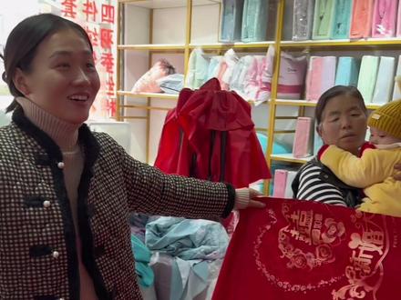 听好几个人说,女方陪送被子要比男方多至少两个,婆婆说那就准备8个吧,弹棉花的要4个,自己再买4个,送被子的寓意,应该是想让出嫁的人幸福一辈子吧,所以我们这里都有这个规矩。#记录我的农村生活 #每一个瞬间都值得被记录