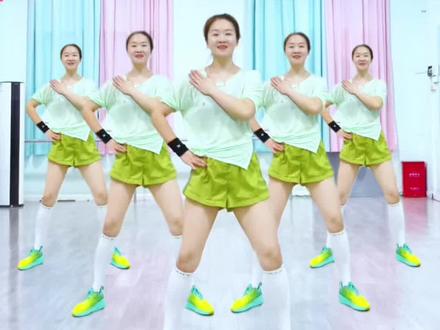 风吹岁月 不负时光 歌曲会迟到 快乐从不缺席💃 #上热门 一首《迟到》,跳出健康与好心情💦 自律的日子,从来都不晚#迟到 #居家健身 #活力满满#热门健身操