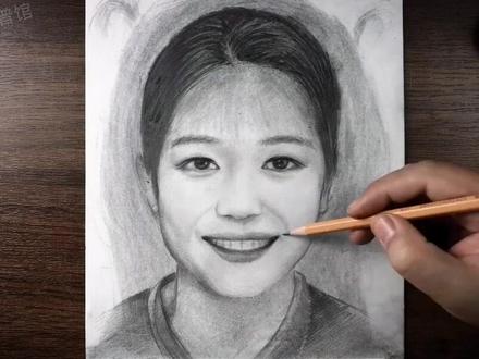 最牛漫画师仅用一张纸就画出了一个女孩从1岁到100岁的模样,寥寥几笔尽是岁月的痕迹。#画出1岁到100岁的模样 #素描 #画画 #漫画 #科普