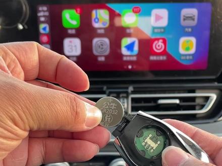 你的车钥匙是不是遥控距离也变短了,不灵敏了,那就说明你的电池该换了。#汽车钥匙电池更换教程 #红旗车钥匙换电池 #车钥匙电池 #红旗