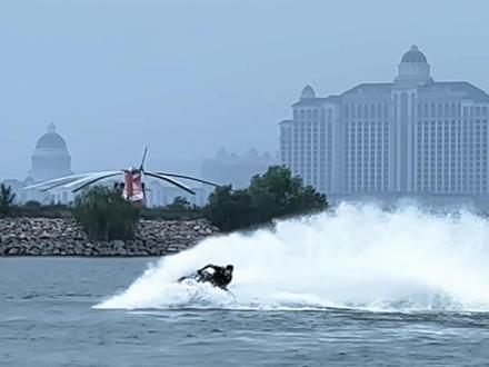 #户外 #水上运动 #男人的玩具 水中战马胯下骑#庞巴迪