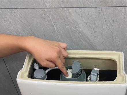 马桶按钮失灵,冲水冲不动去,更换内部的弹簧#马桶弹簧