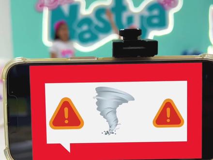 搞笑萌娃:娜斯佳挑战龙卷风暴紧急避险,带上食物和水去安全处! #萌娃搞笑日常 #娜斯佳 #亲子 #儿童