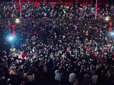 沿江大道 点亮汉江
2026汉川市迎新春无人机烟花秀 月 震撼上演!#汉江#汉川#2026#烟花秀#风和日丽