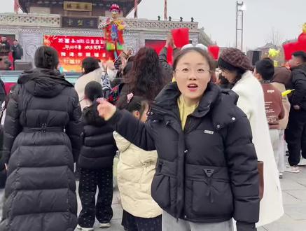 郓城水浒好汉城门票29.9白➕黑,看花灯演出还有 NPC 互动,也太热闹了,左下角囤票带家人来打卡#在水浒好汉城里过大年#菏泽好汉城亮灯了@水浒好汉城景区 #遛娃好去处#过年氛围提前搞起来了 #春节快乐的n种方式