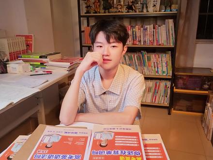 新高一这个暑假,我打算直接背高考3500词,以后课本上出现生词了再记下来。如果英语不是非常差的同学,还是建议继续学英语的。实在是想学小语种的同学,等我放假放粉丝q u p#刘晓艳 #高中英语#高一教辅书推荐 #中等生逆袭计划