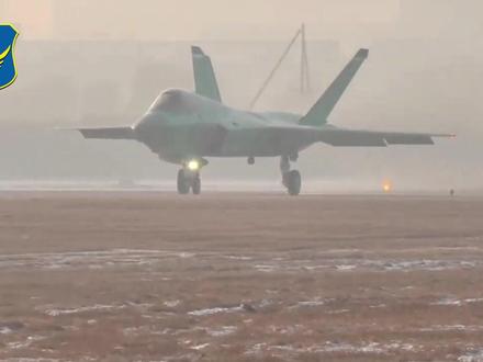 基础版歼20停产,成飞大方展示粗脖子版,全力转产两款新歼20 #燃起来了大国重器