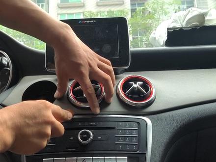 不用专用工具,拆奔驰出风口。希望这个视频对你有所帮助,准备一个软胶板,一个硬撬板。不用专用工具就可以拆它的出风口,双击加关注,下期分享奔驰仪表台拆卸。#我与汽车的日常 #修理工的日常 #有车必备 动手能力强的车主也可以自己搞。改氛围灯。