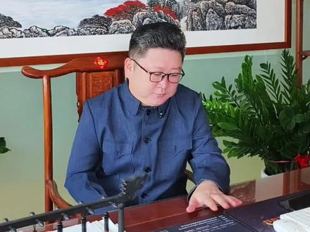 刀郎老师的一纸公告是仁义还是无情?云朵首个个人演唱会泪洒当场,突如其来的一跪又代表什么?#云朵说永远是刀郎徒弟 #刀郎 #云朵昆山演唱会 #刀郎版权公司回应与云朵关系 #云朵