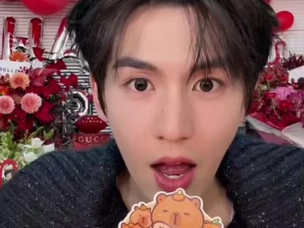 张凌赫28岁生日直播切蛋糕部分cut#张凌赫 #张凌赫1230生日快乐 #蛋糕🍰