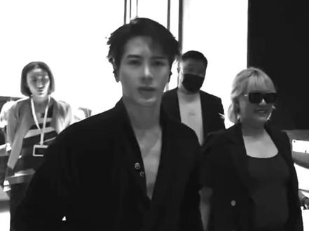 “浴袍战神”#王嘉尔