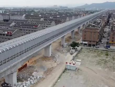 只要经过居民去区的高速公路都得安装声屏障#高速公路声屏障 #高速公路隔音屏障#高速公路隔音墙